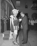 880912 Afbeelding van Prins Carnaval Martijn van Leemput, die een onderscheiding omhangt tijdens de ontvangst van de ...